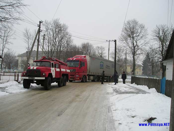 У  Володимирці по вул. Шевченка фури тягали вантажівки