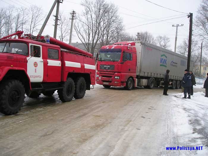 У  Володимирці по вул. Шевченка фури тягали вантажівки